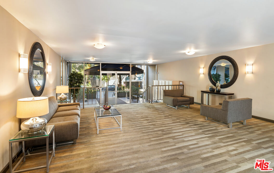 927 N Kings Rd Unit: 114