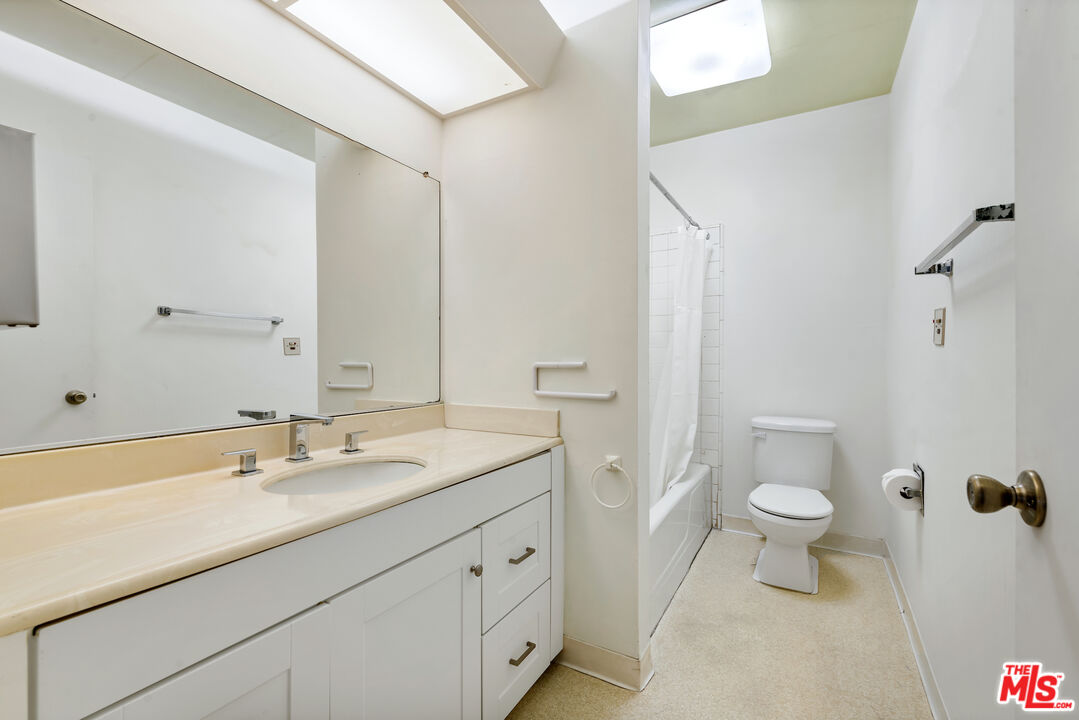 927 N Kings Rd Unit: 114