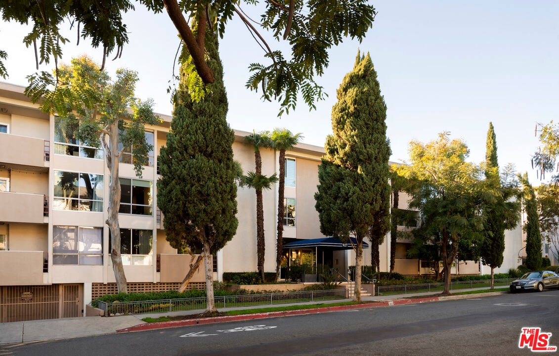 927 N Kings Rd Unit: 114