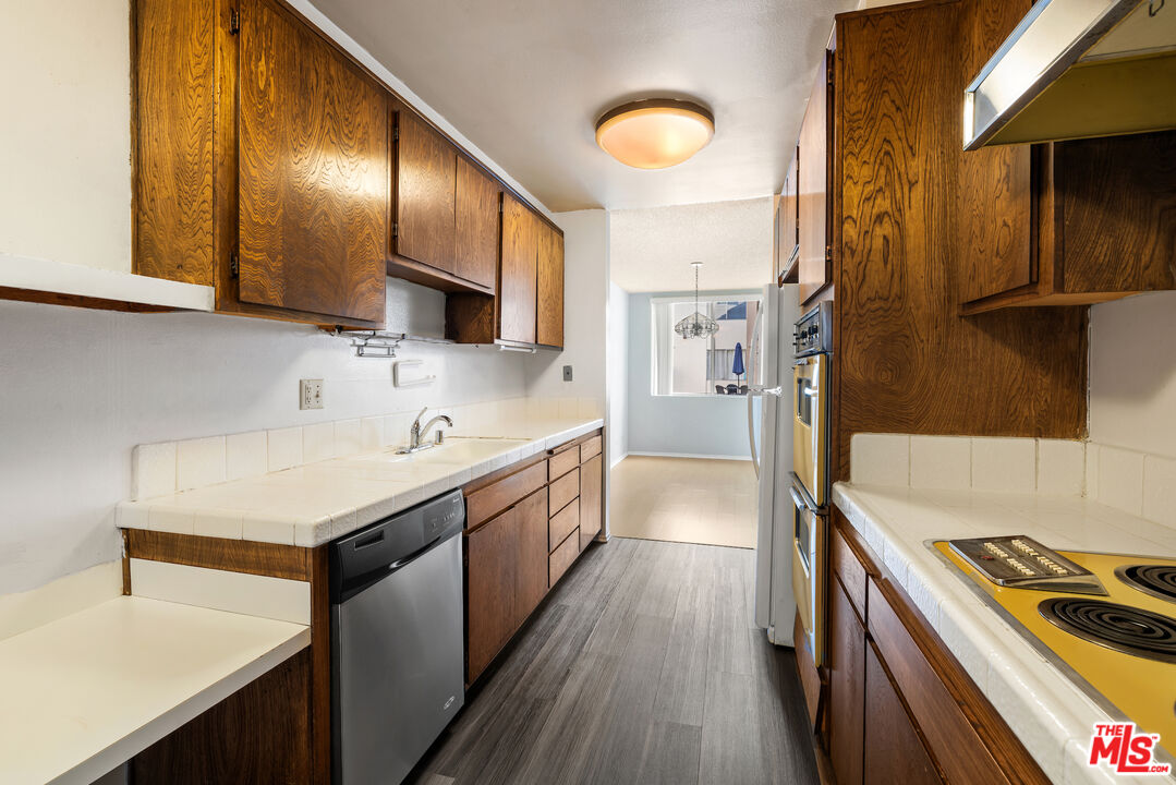927 N Kings Rd Unit: 114