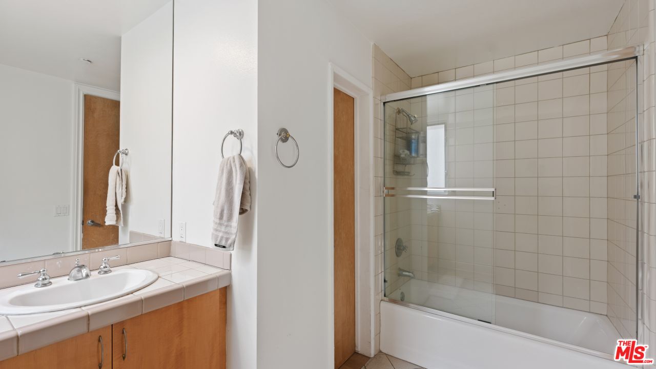 1521 Greenfield Ave Unit: 305