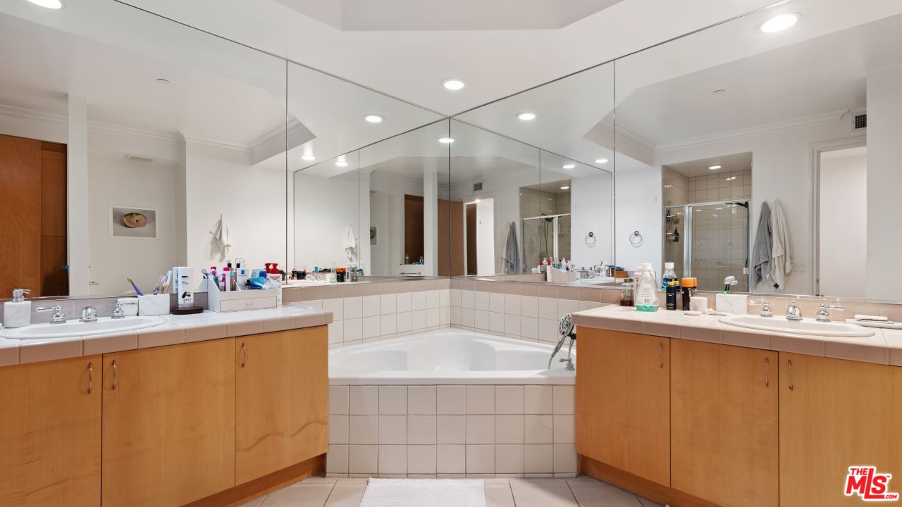 1521 Greenfield Ave Unit: 305