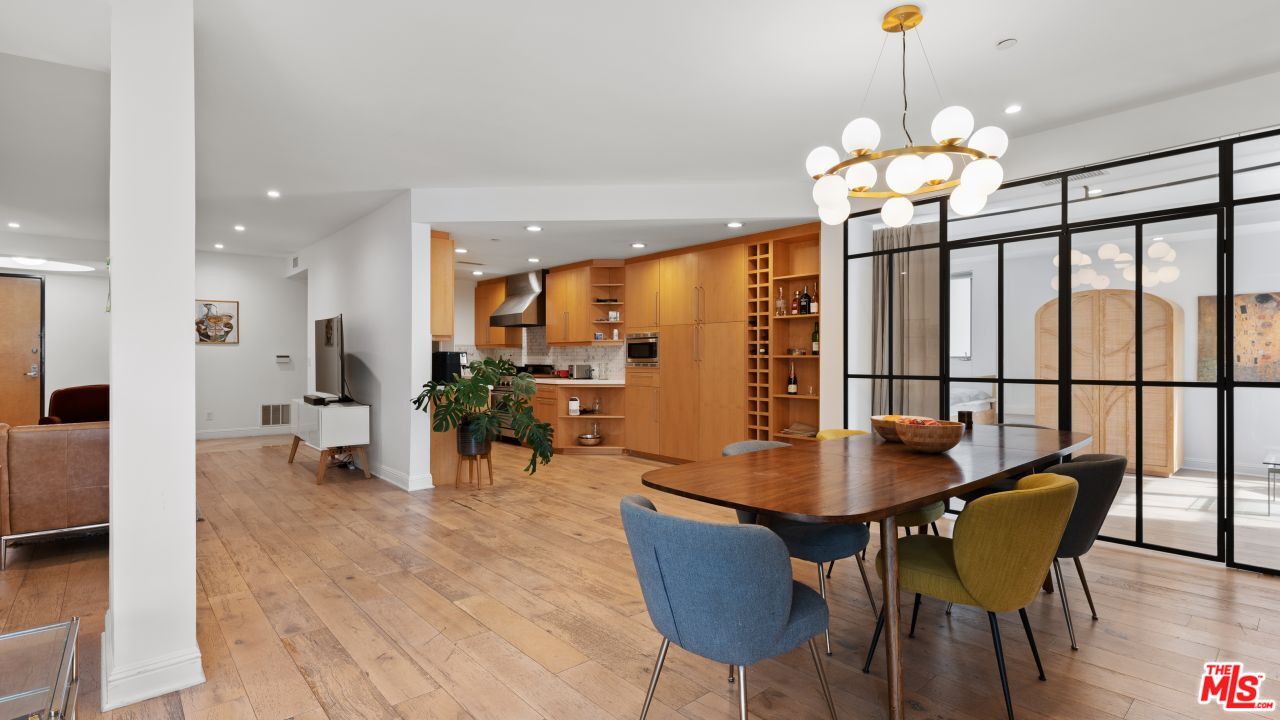 1521 Greenfield Ave Unit: 305