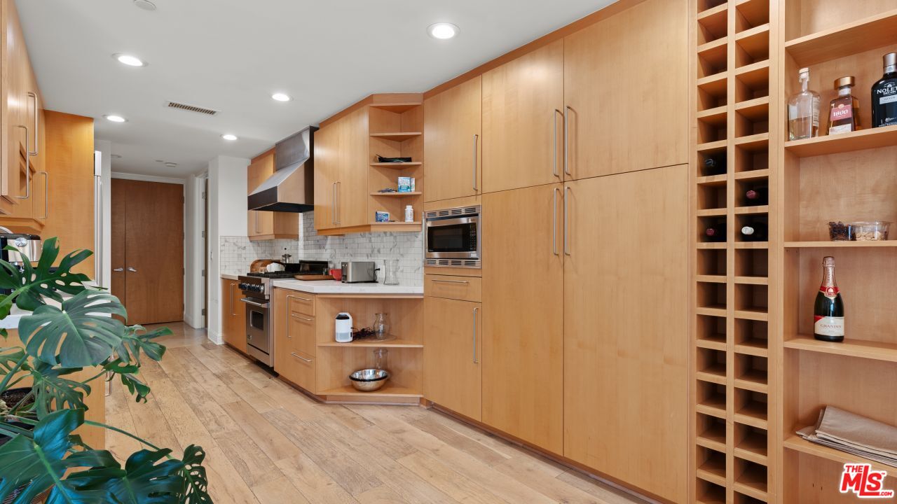 1521 Greenfield Ave Unit: 305