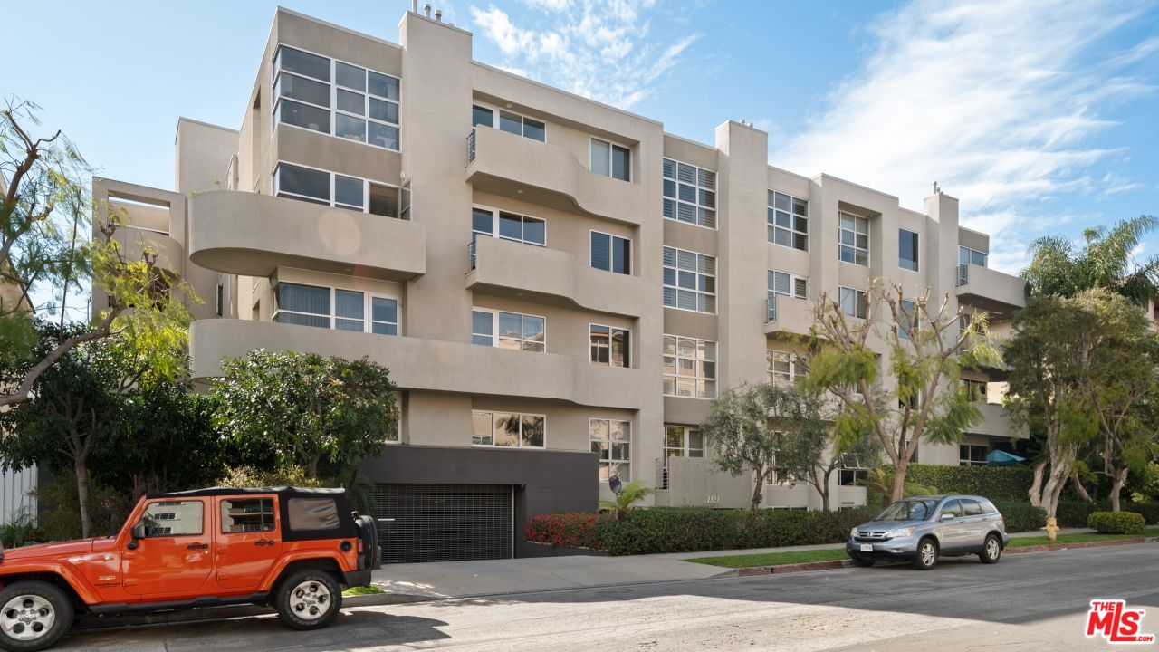 1521 Greenfield Ave Unit: 305