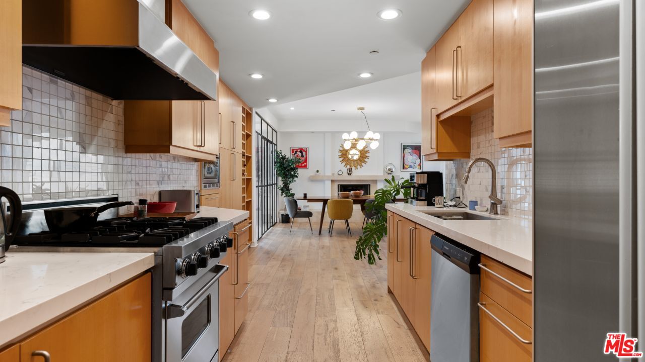 1521 Greenfield Ave Unit: 305