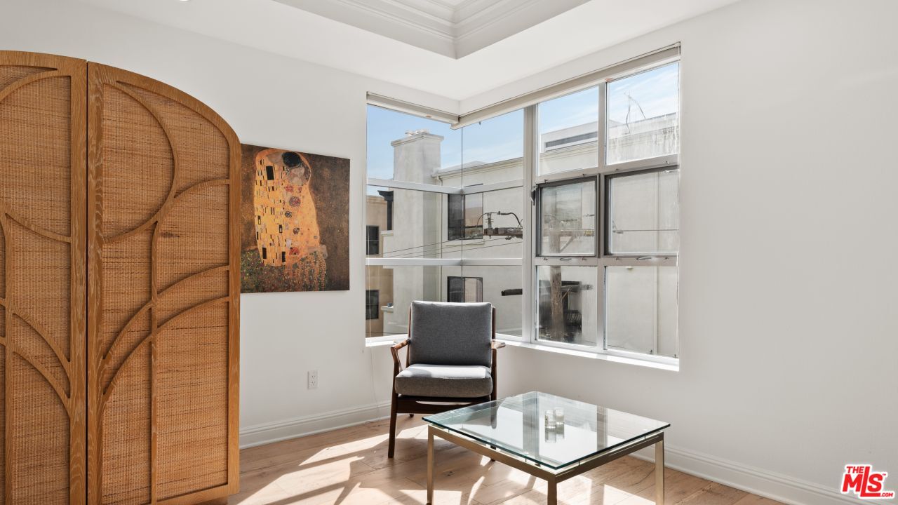 1521 Greenfield Ave Unit: 305