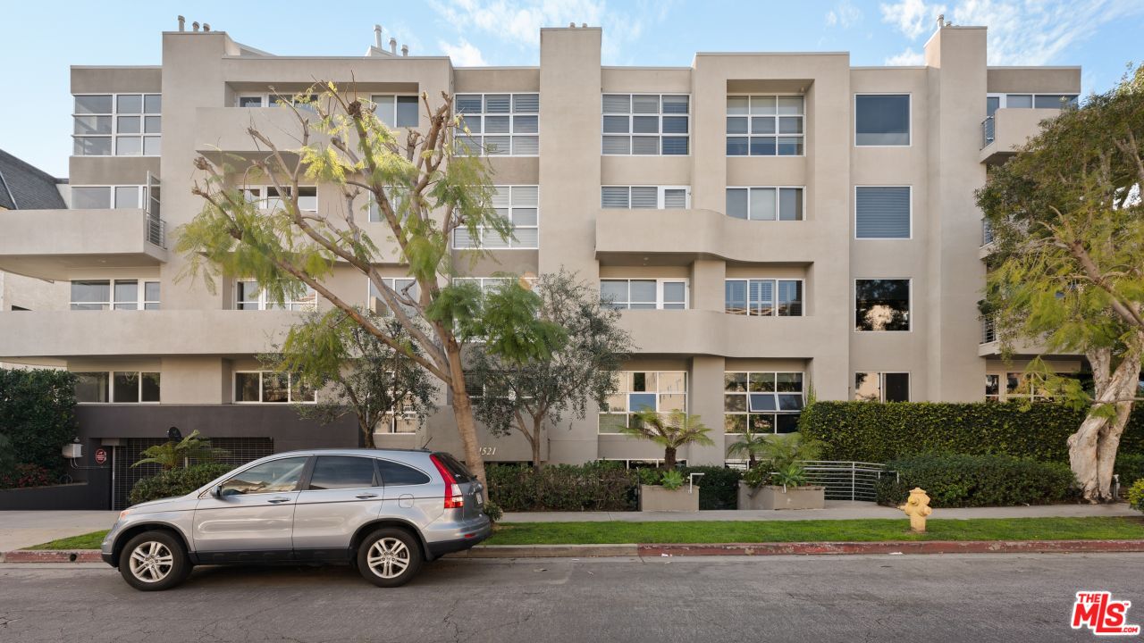 1521 Greenfield Ave Unit: 305
