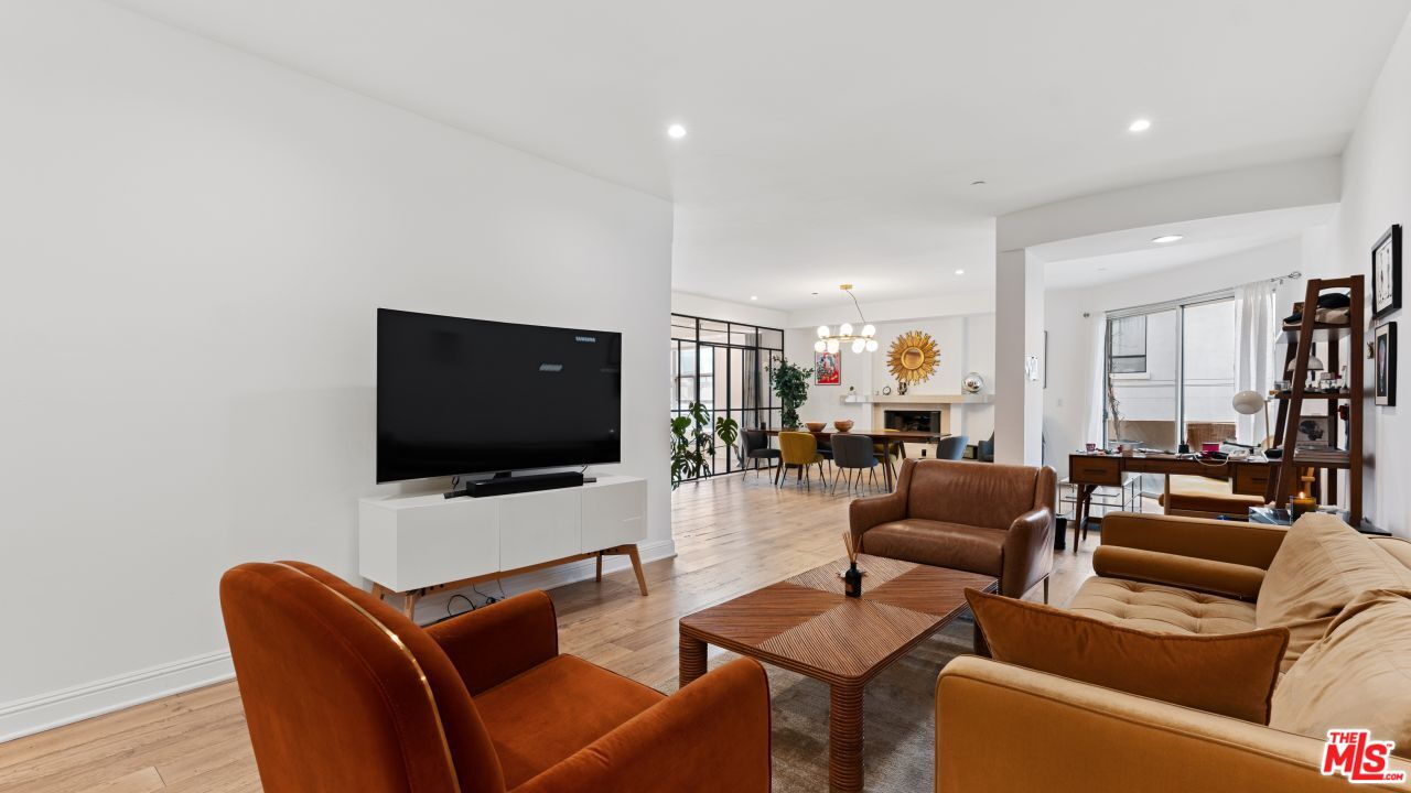 1521 Greenfield Ave Unit: 305