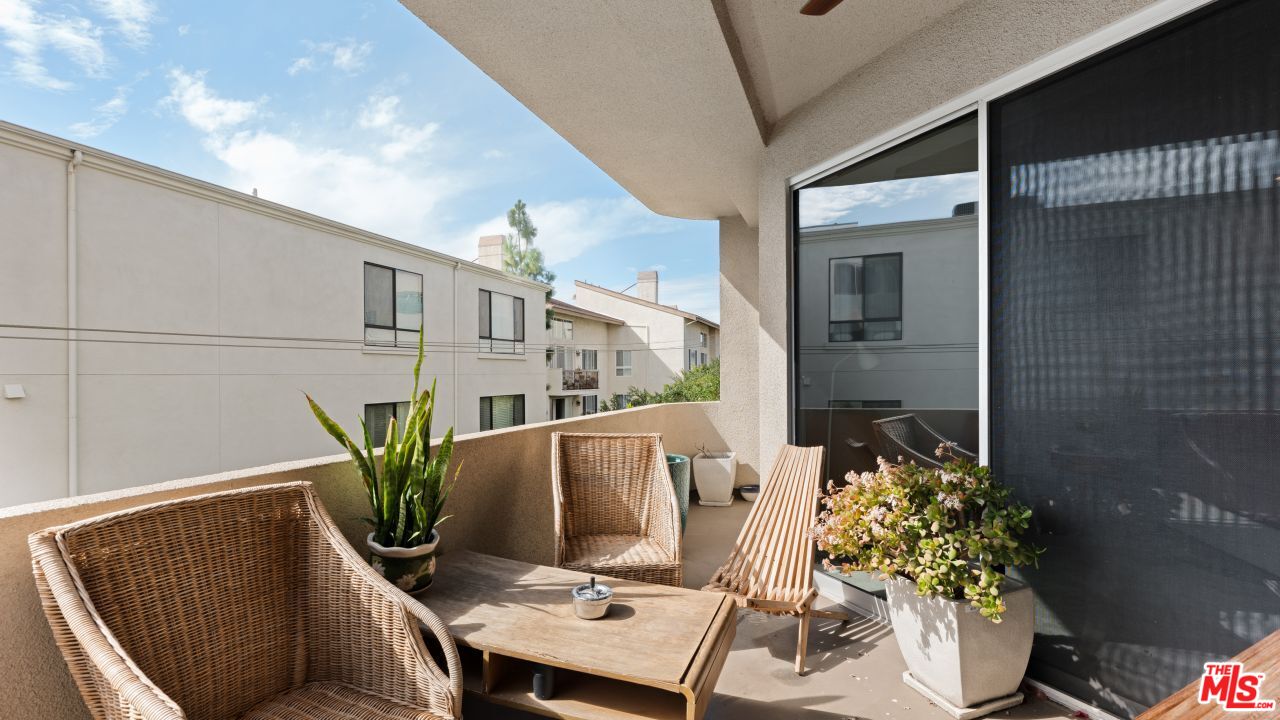 1521 Greenfield Ave Unit: 305