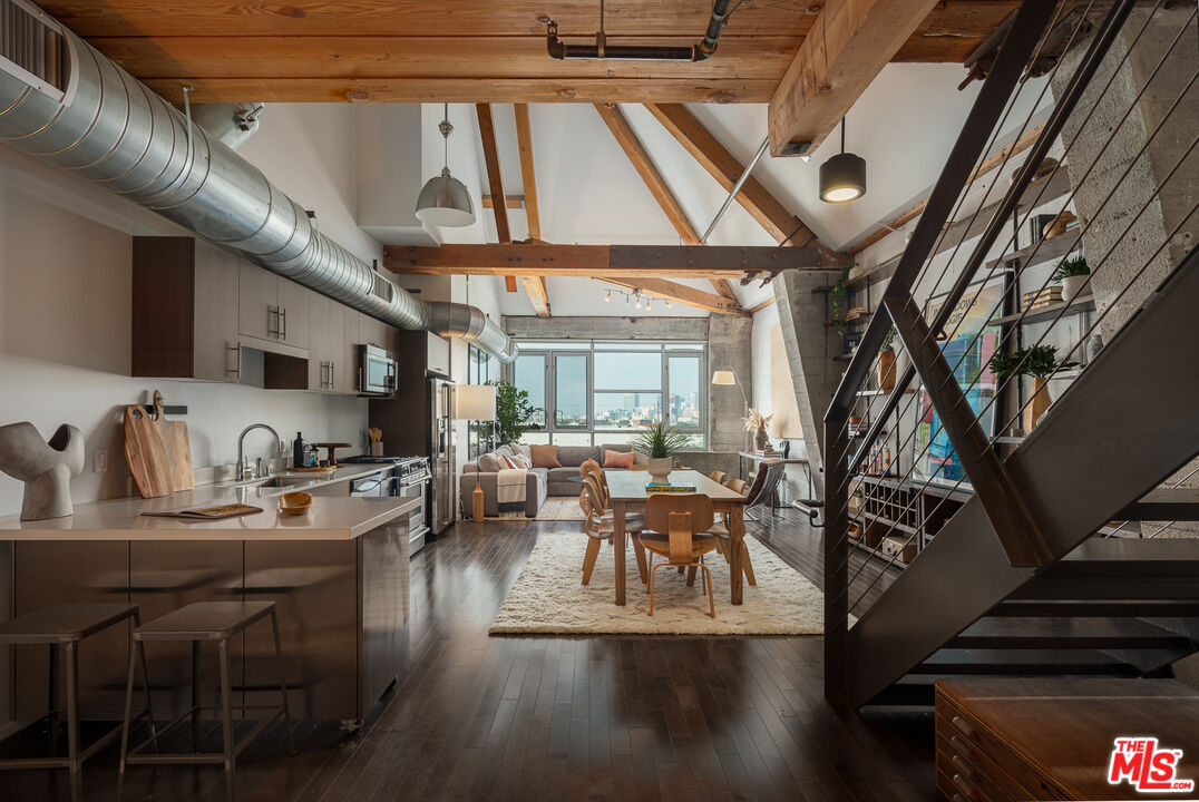 530 S Hewitt St Unit: 517