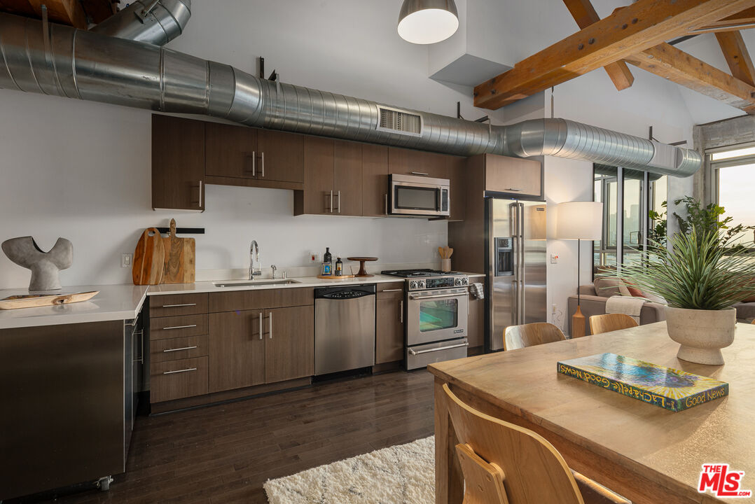 530 S Hewitt St Unit: 517