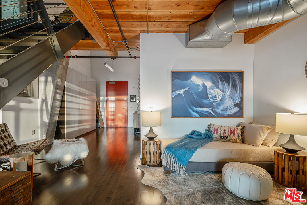 530 S Hewitt St Unit: 517