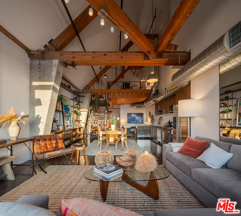 530 S Hewitt St Unit: 517