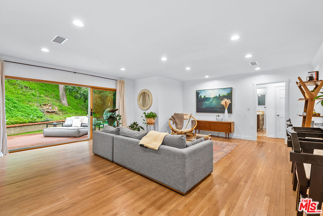 2621 MANDEVILLE CANYON RD
