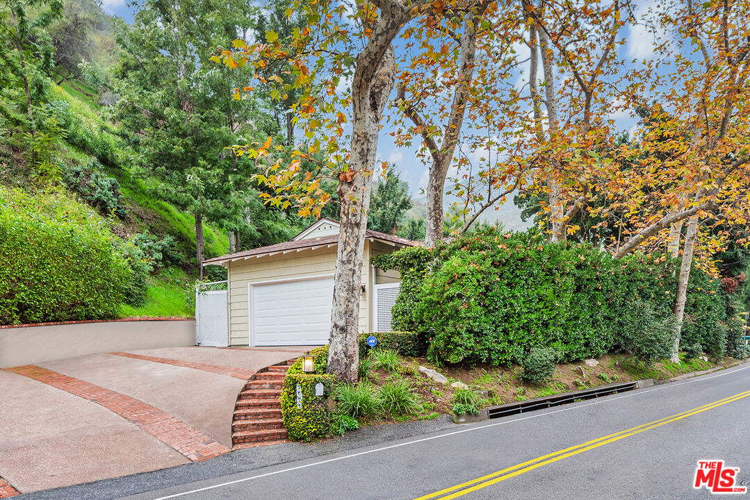 2621 MANDEVILLE CANYON RD