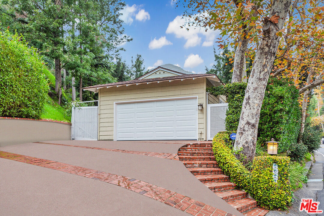 2621 MANDEVILLE CANYON RD