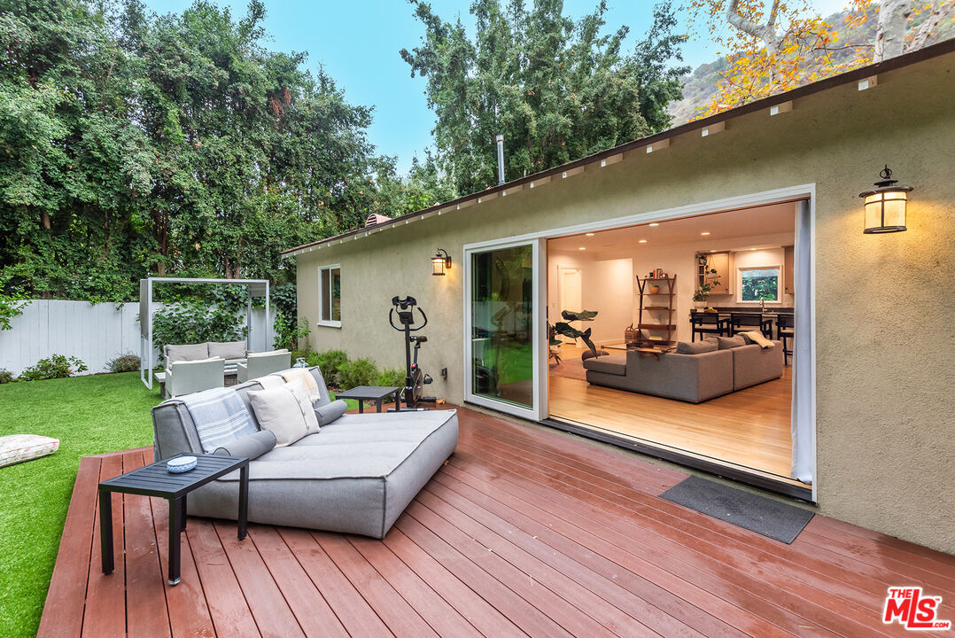 2621 MANDEVILLE CANYON RD