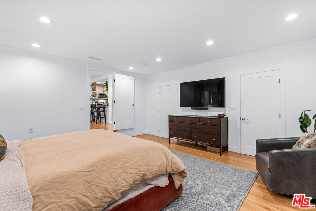 2621 MANDEVILLE CANYON RD