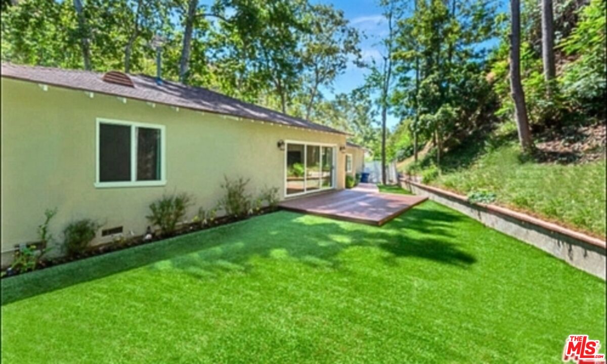 2621 MANDEVILLE CANYON RD