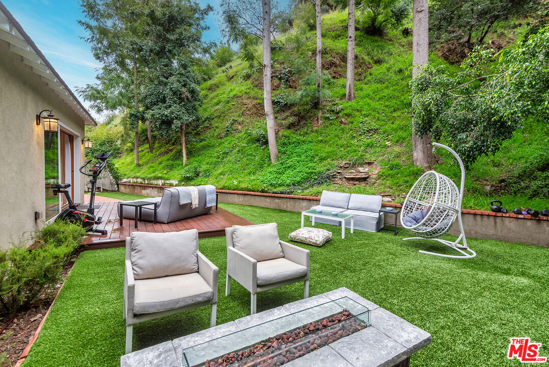 2621 MANDEVILLE CANYON RD