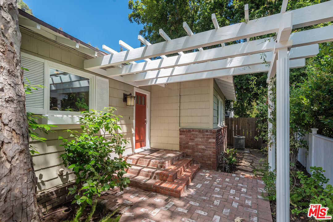 2621 MANDEVILLE CANYON RD