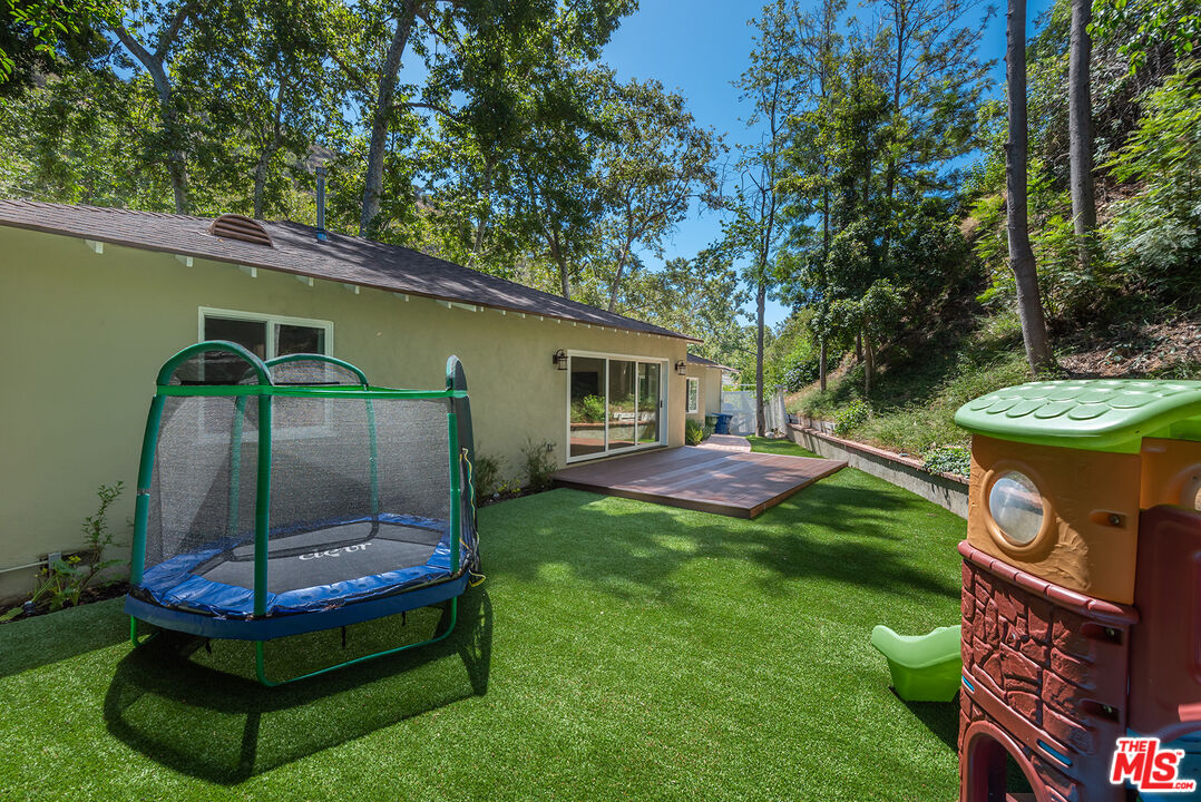 2621 MANDEVILLE CANYON RD
