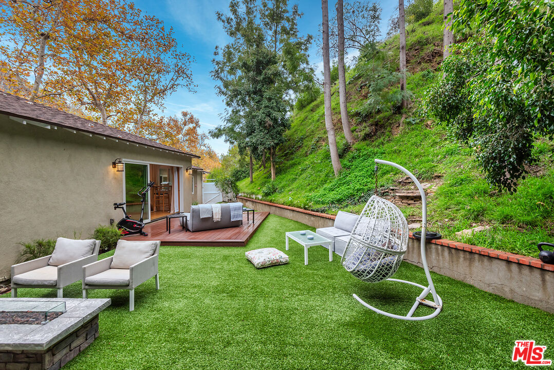 2621 MANDEVILLE CANYON RD