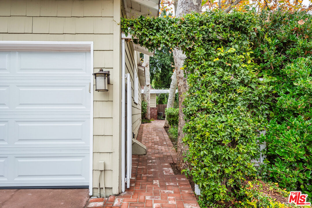 2621 MANDEVILLE CANYON RD