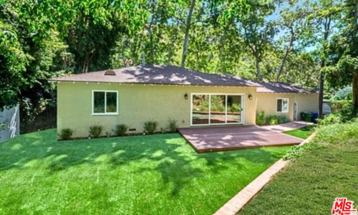 2621 MANDEVILLE CANYON RD