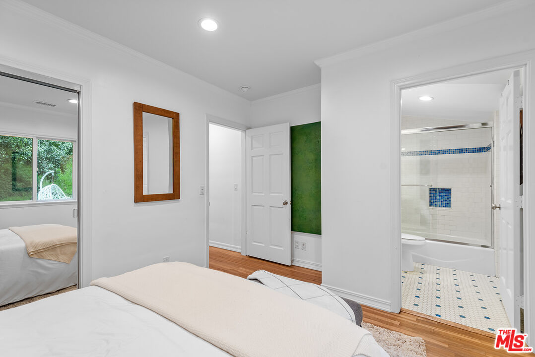 2621 MANDEVILLE CANYON RD