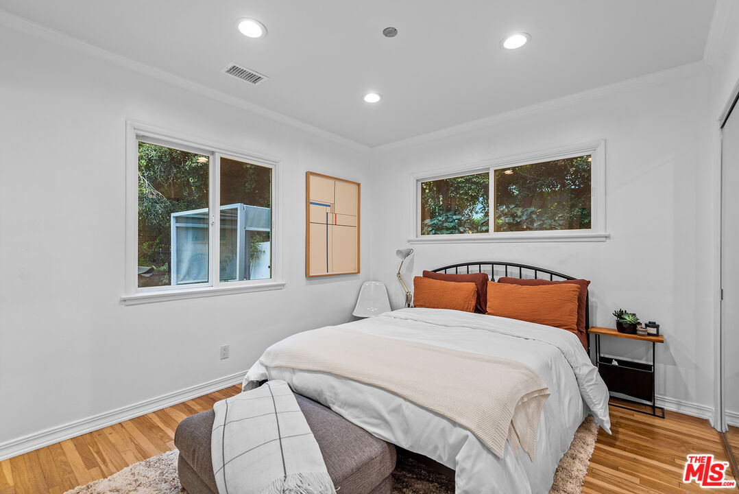 2621 MANDEVILLE CANYON RD