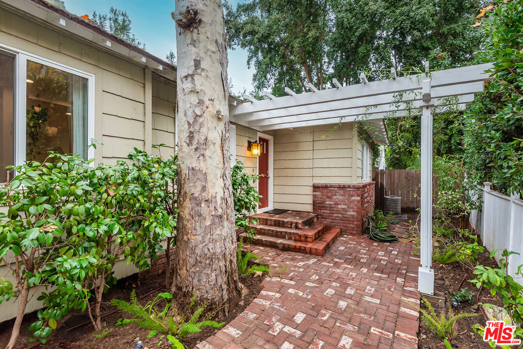 2621 Mandeville Canyon Rd