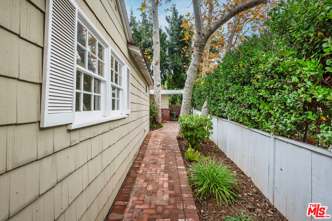 2621 Mandeville Canyon Rd