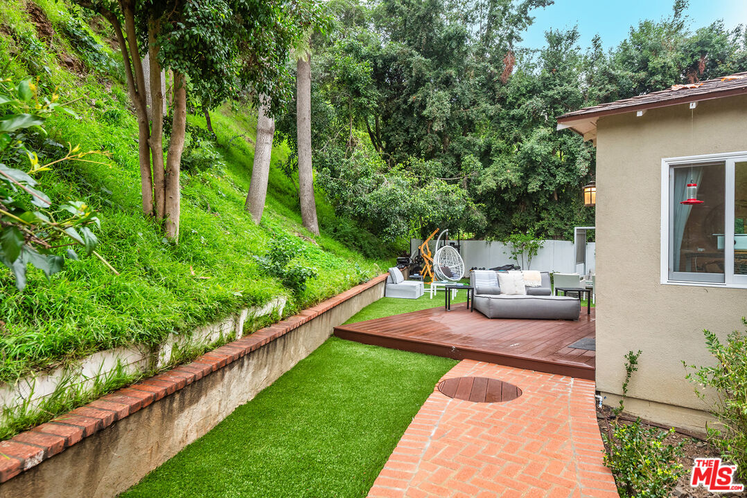 2621 Mandeville Canyon Rd