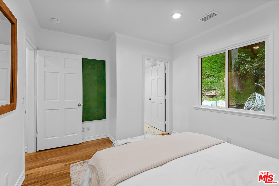 2621 Mandeville Canyon Rd