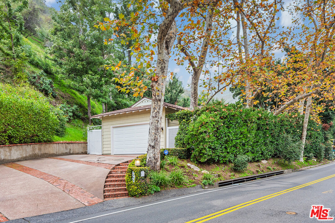 2621 Mandeville Canyon Rd