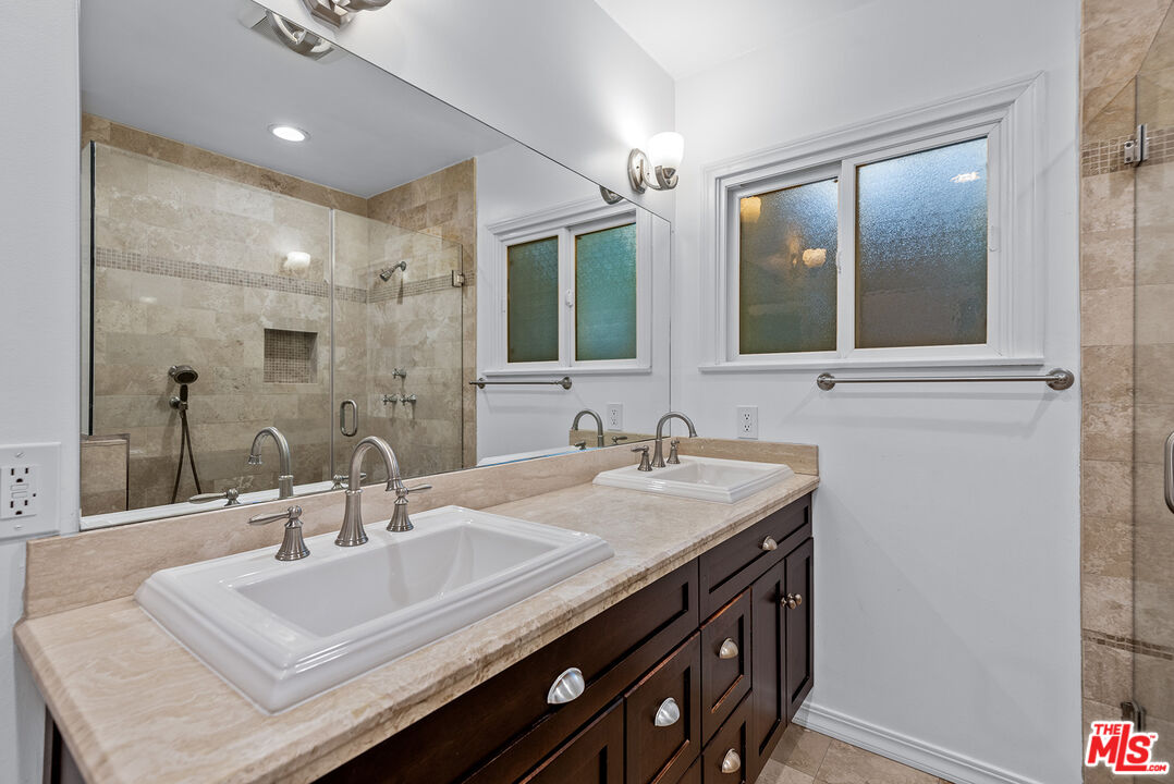 2621 Mandeville Canyon Rd