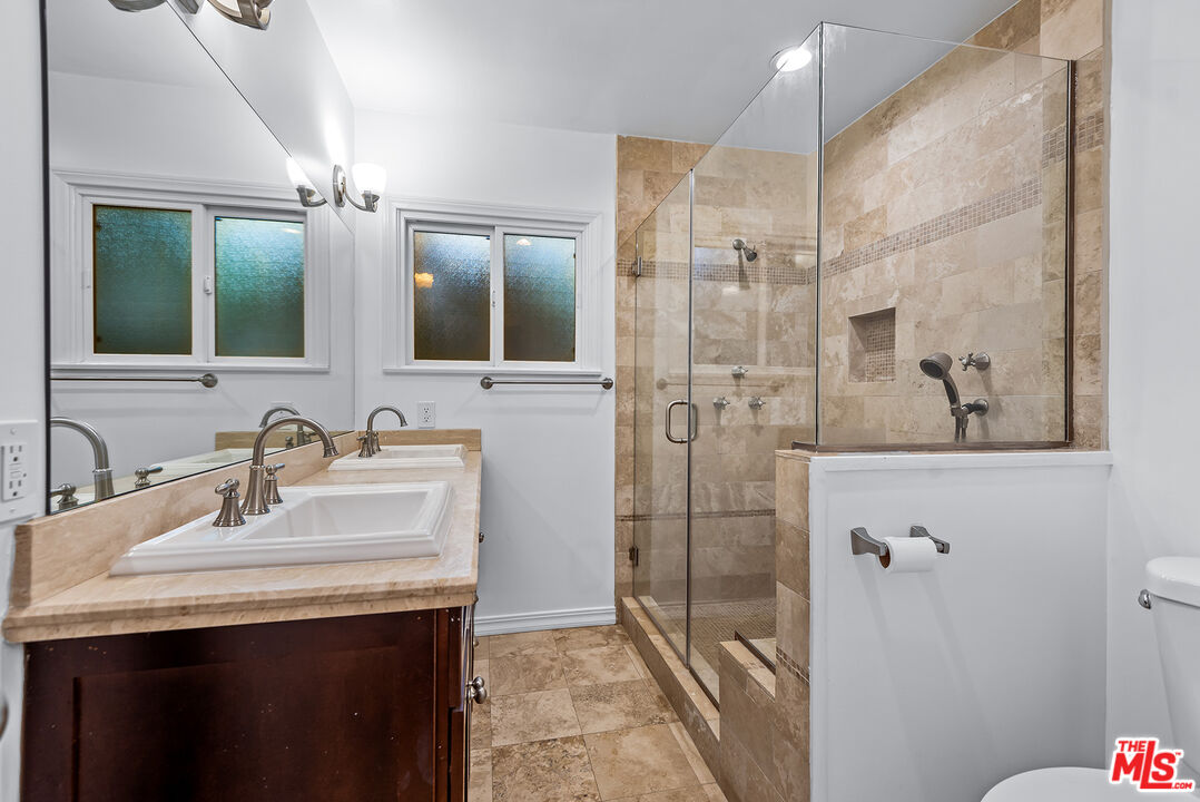 2621 Mandeville Canyon Rd