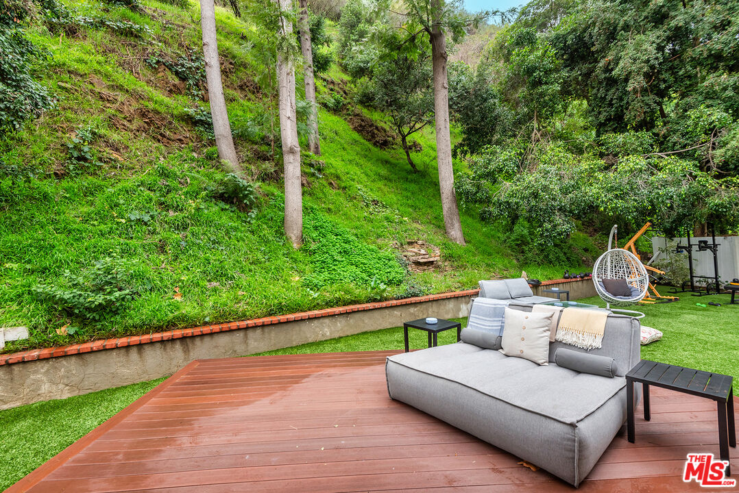2621 Mandeville Canyon Rd