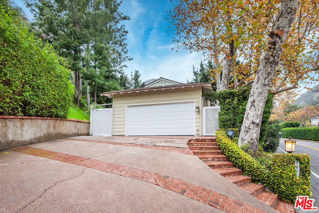 2621 Mandeville Canyon Rd