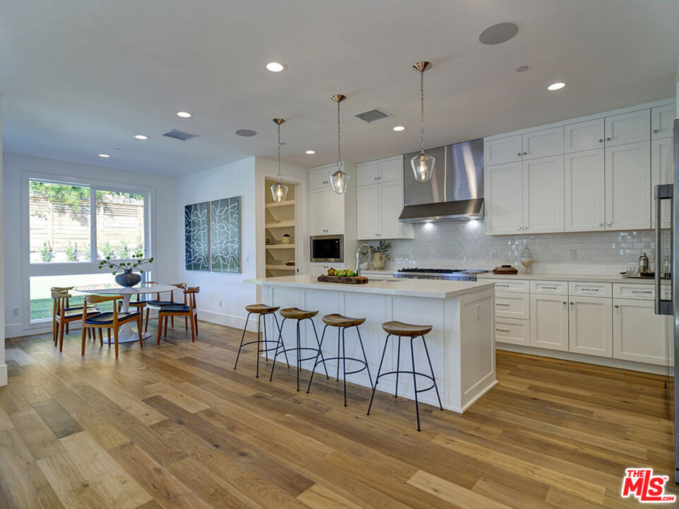 4747 Ambrose Ave