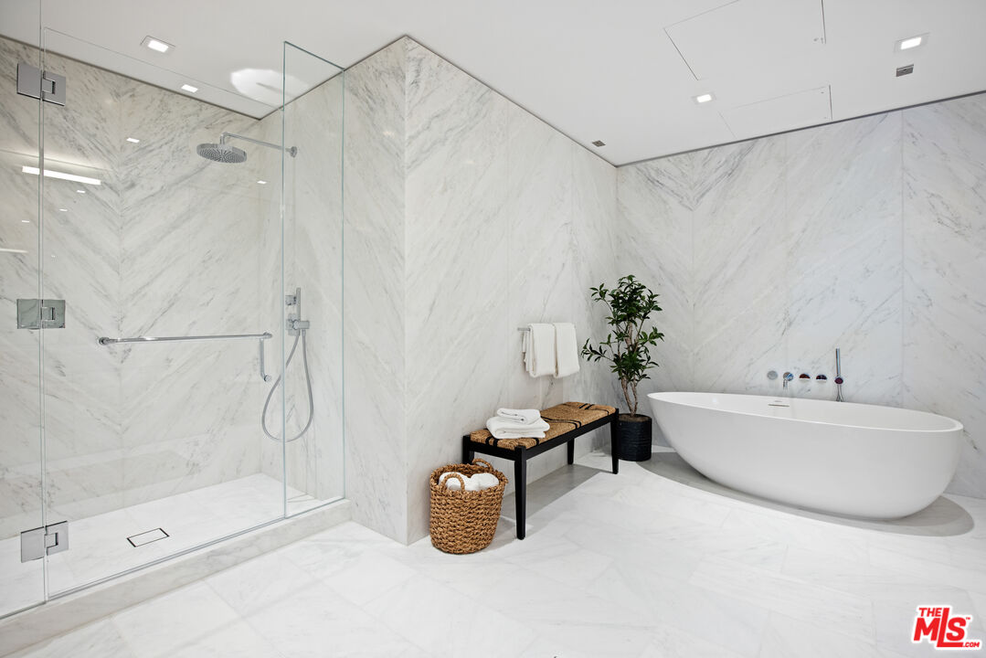 9000 W 3rd St Unit: 207