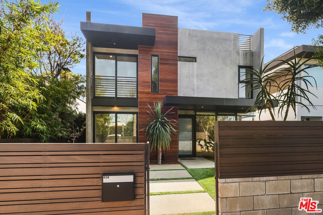 828 Venezia Ave