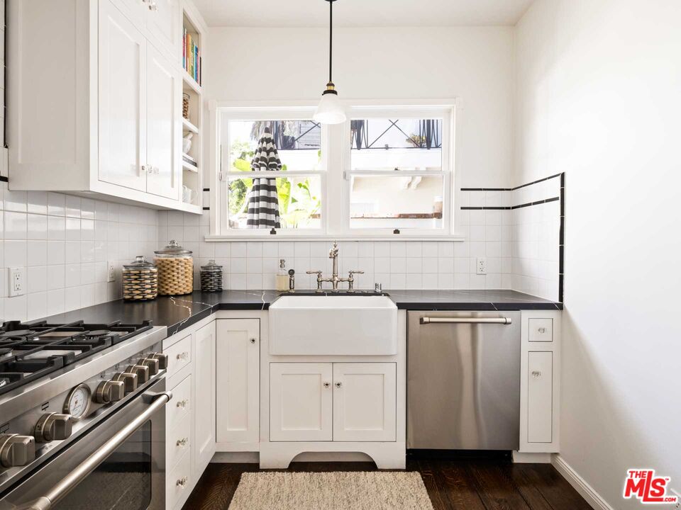 124 N Flores St
