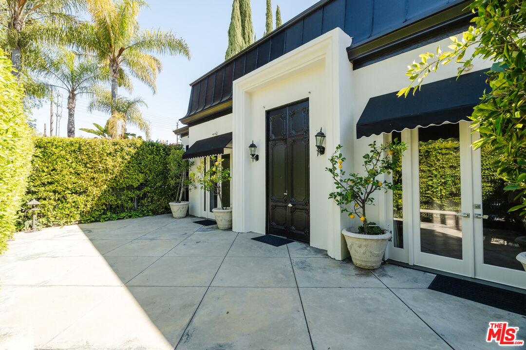 318 S La Peer Dr