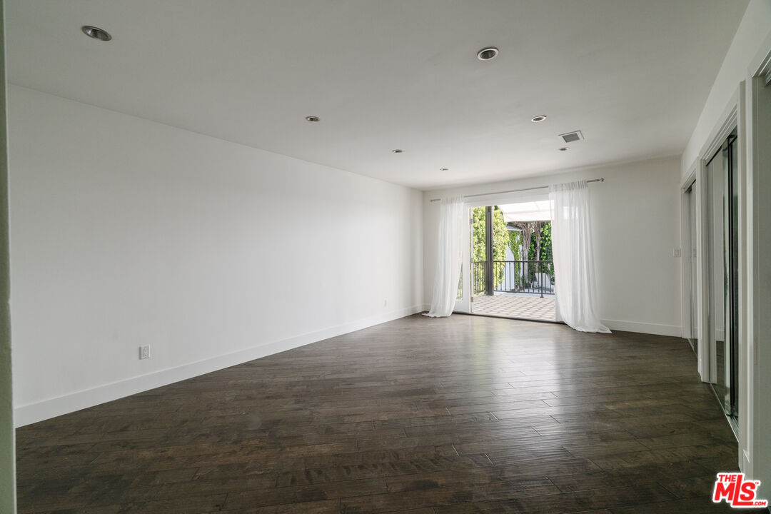 318 S La Peer Dr
