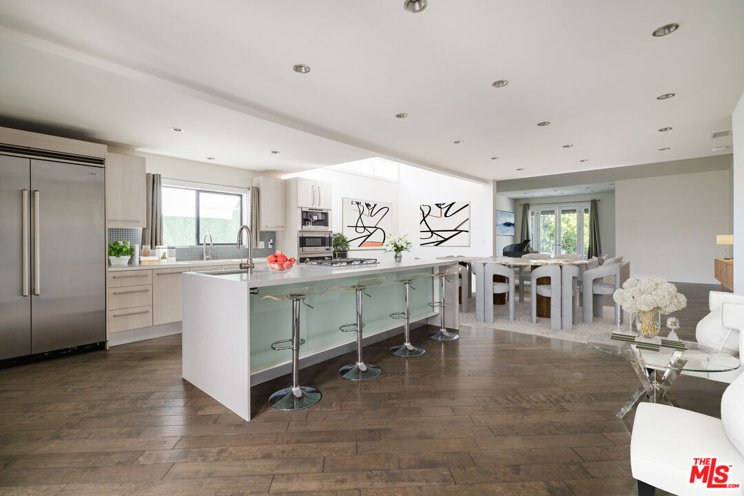 318 S La Peer Dr