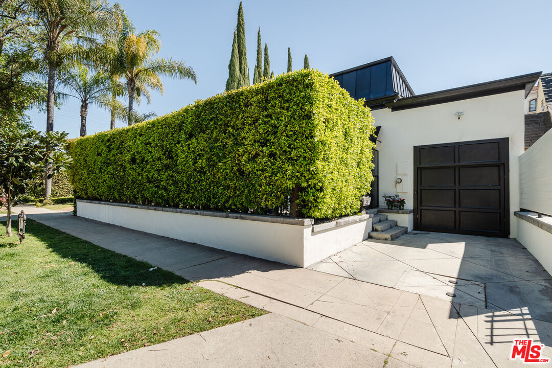 318 S La Peer Dr