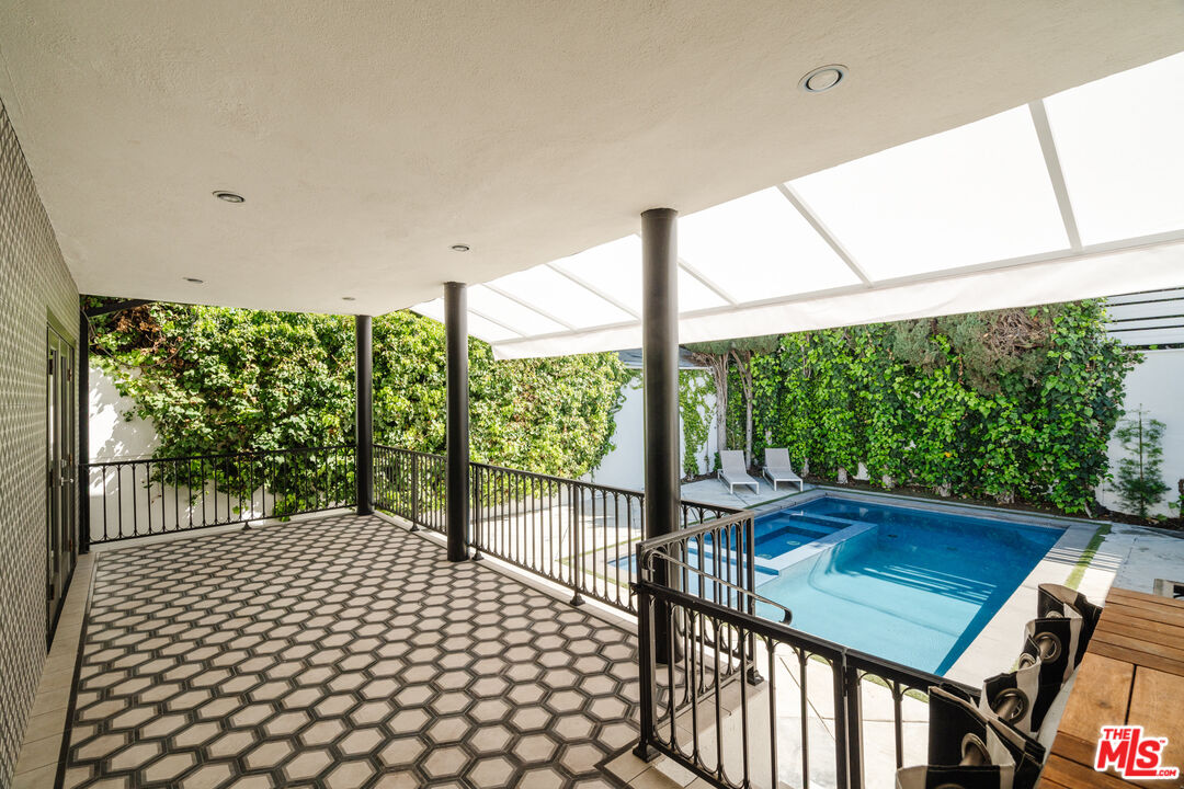 318 S La Peer Dr